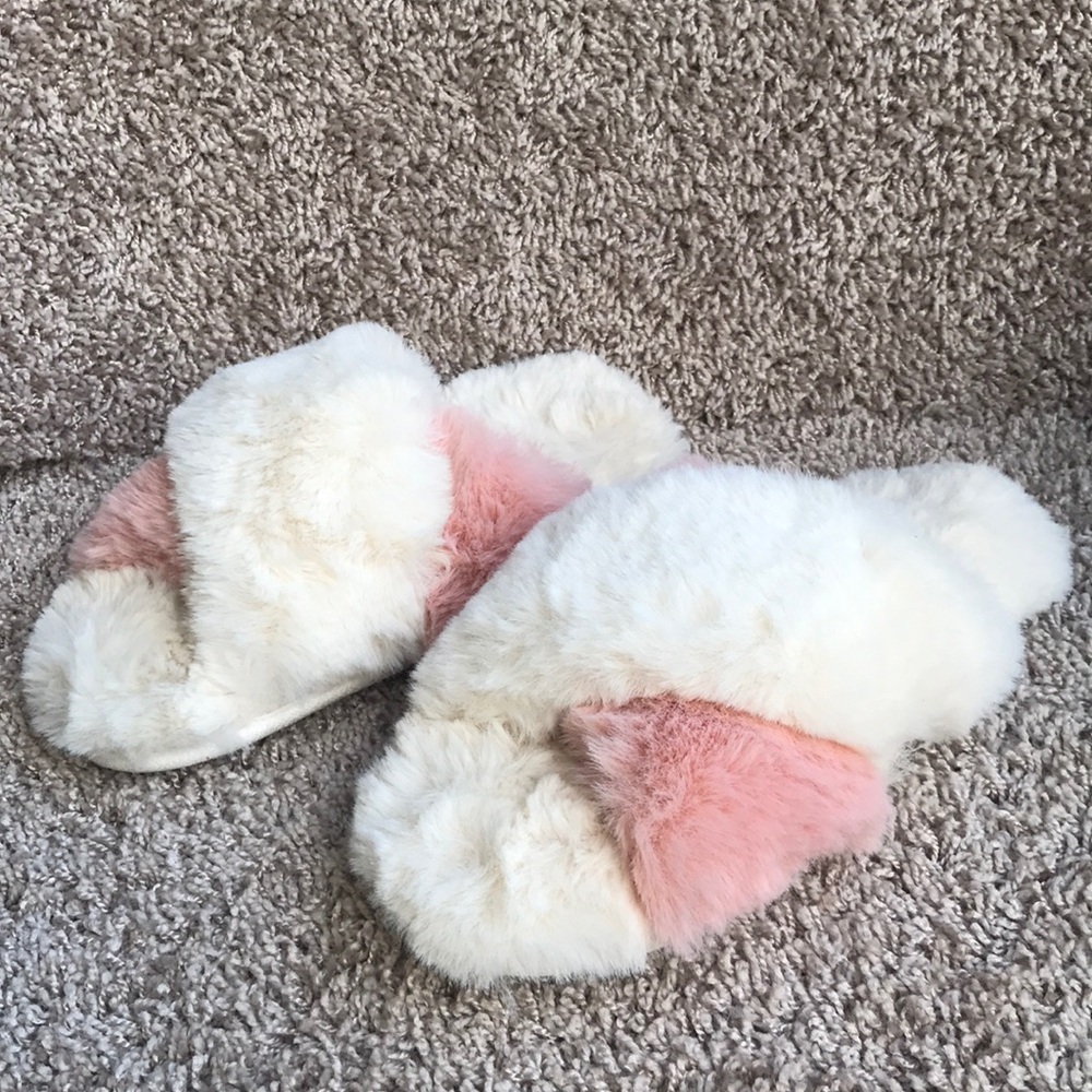 Idyllwind Women’s Fluffy White and Pink Slippers size M 7-8